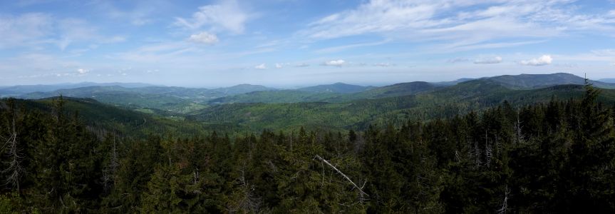 Severní panorama - vlevo Moravskoslezské Beskydy, vpravo Skrzyczne. 